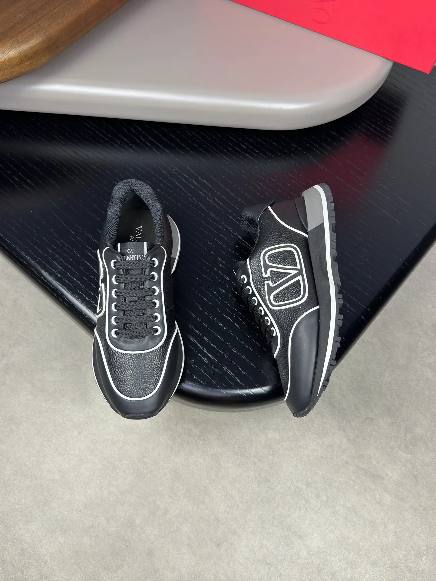 [VALENTINO] Valentino men's shoes 💰500💰 - High-end quality original order - Upper: 🔝 Nappa calf leather, tumbled calf leather, sewn brand plastic totem - Lining: brand mesh canvas, foot pad; water-dyed cow leather - Outsole: multi-color wear-resistant velvet·rubber; combined molded outsole -Super high quality control·Fine workmanship: highlighted (high-end·luxury·grade) -Size :38-44 (45 can be customized)·3300